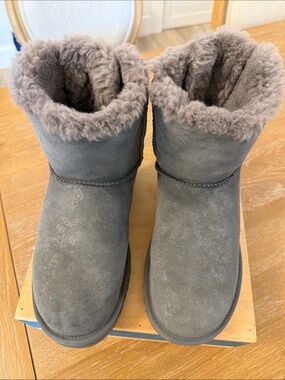 UGG Gray Mini Bailey Glimmer Suede Bow Back Shearling Boots size 9-1125795
